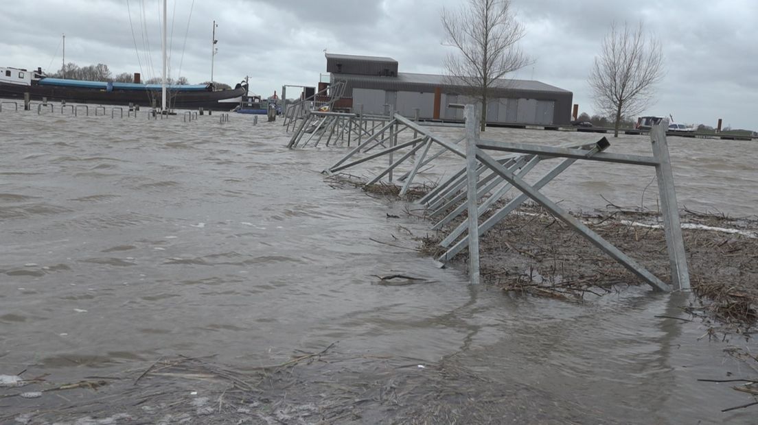 De noodbrug bij de Deventer jachthaven is door de harde wind gesneuveld