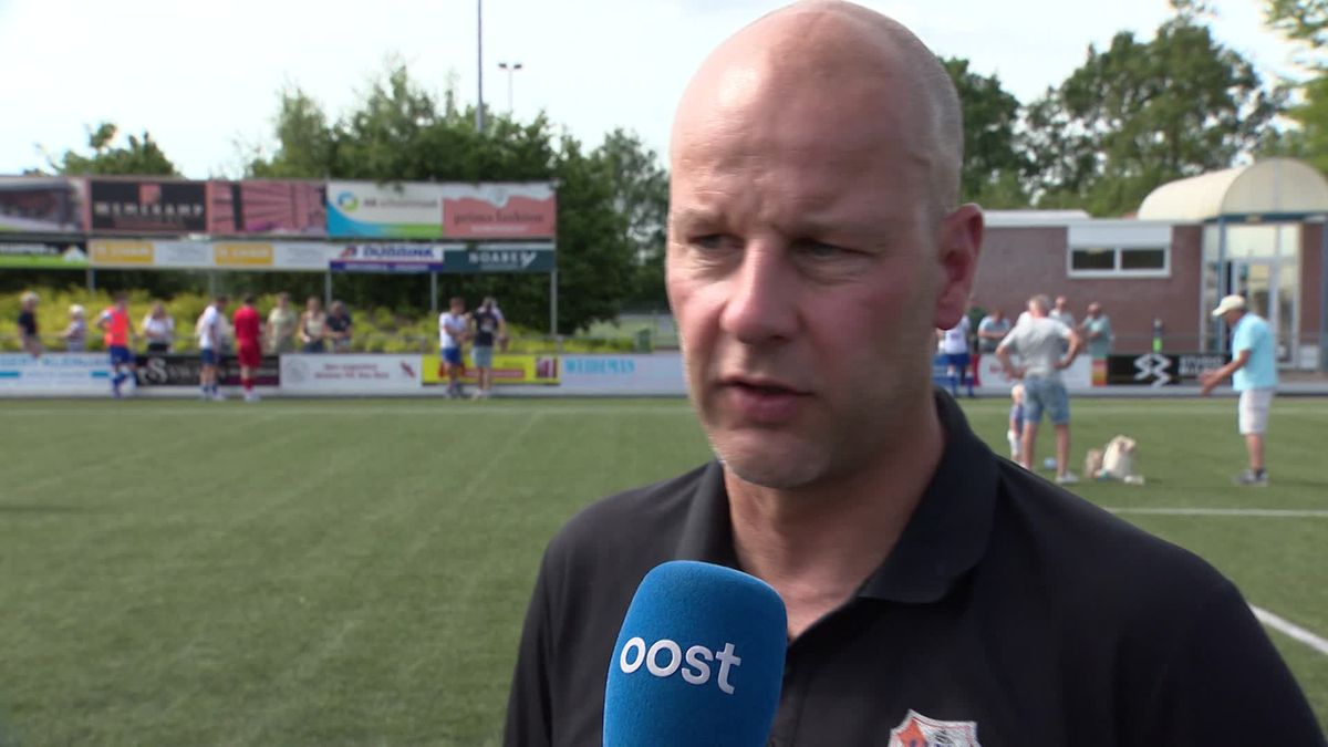 Trainer Tim Nijzink na de degradatie van Den Ham