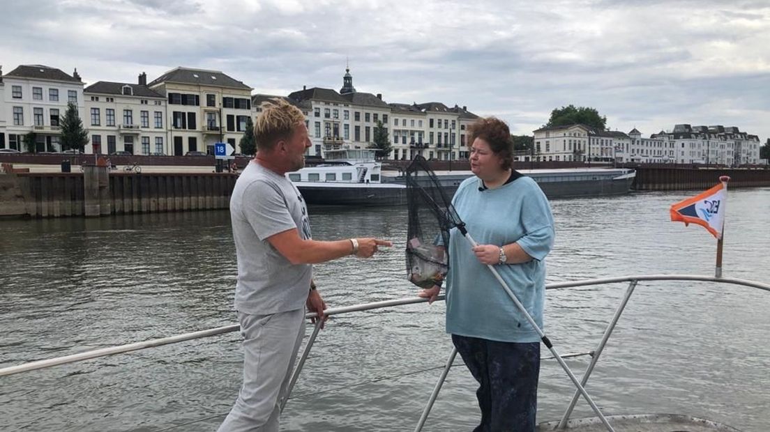 Harm en Hanneke vissen IJssel-plastic - foto Omroep Gelderland