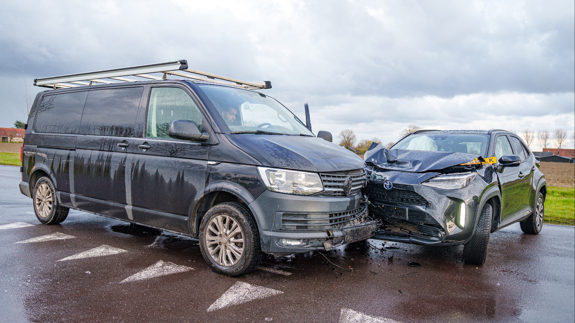 Veel schade bij frontale botsing tussen twee autos.