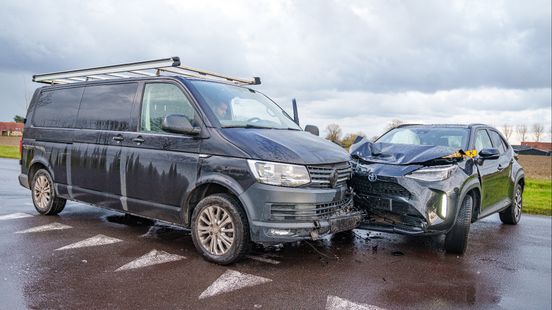 Veel schade bij frontale botsing tussen twee autos. Veel schade bij frontale botsing tussen twee autos.