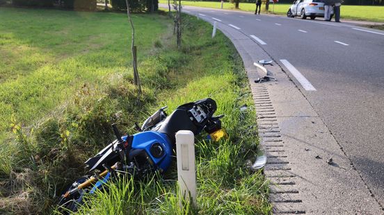 Motorrijder onderuit • automobilist tegen boom