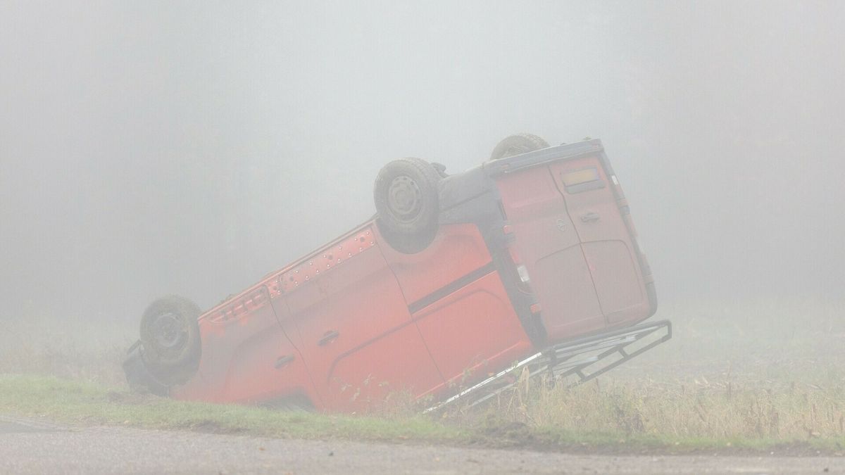 Opnieuw code geel voor mist | Auto komt op de kop terecht na botsing in Boijl