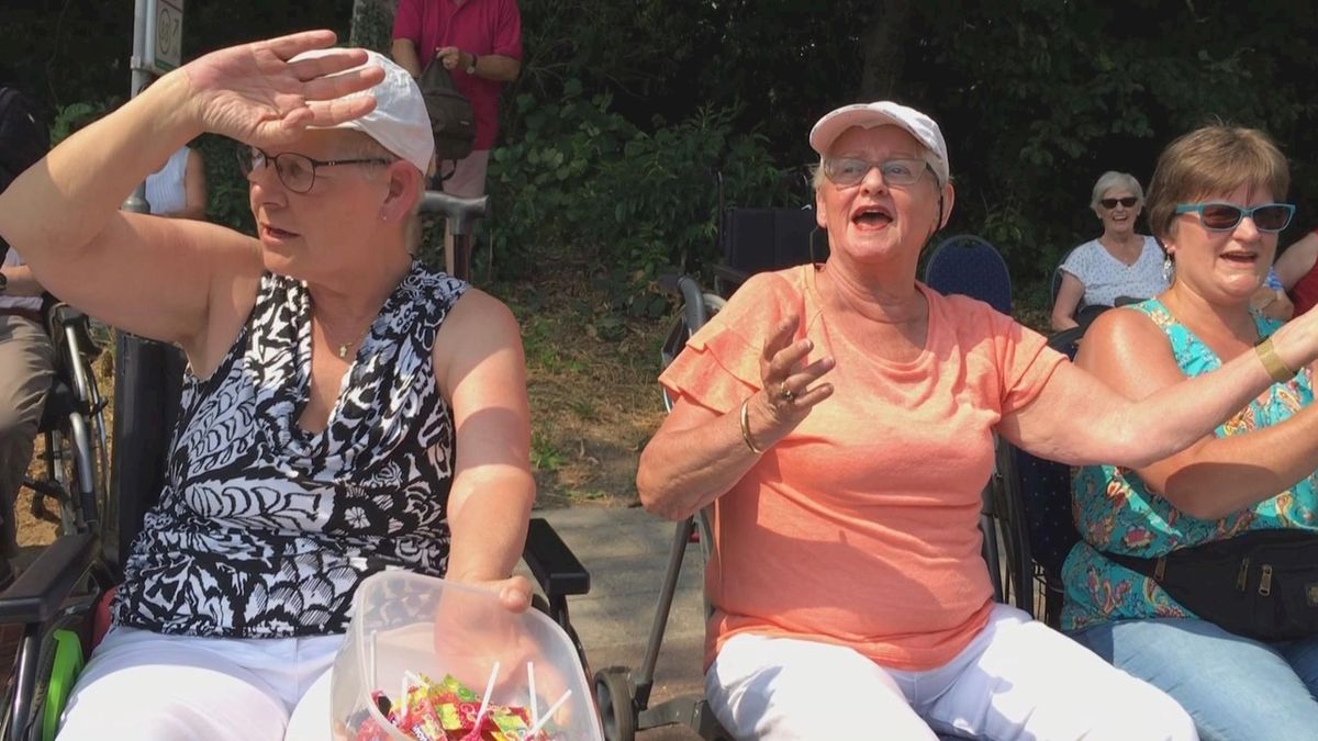 Nijmeegse Vierdaagse: leden De Zonnebloem Almelo juichen en zingen in Groesbeek