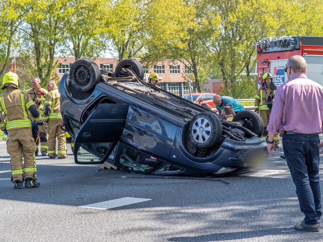 De auto kwam midden op de snelweg terecht.