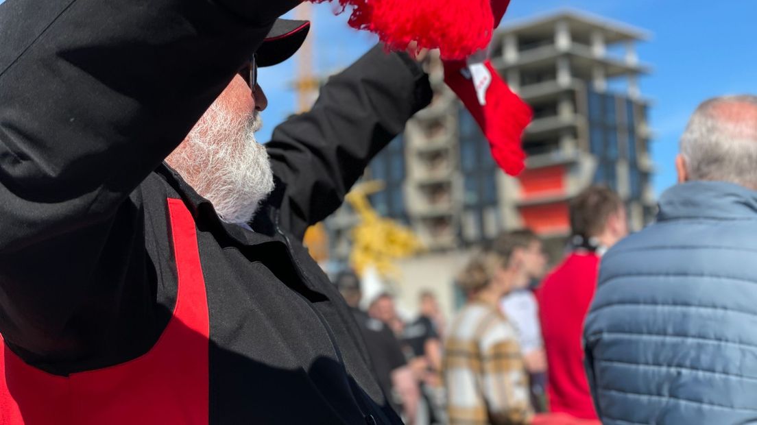 Deze FC Emmen-supporter is al helemaal klaar voor de huldiging