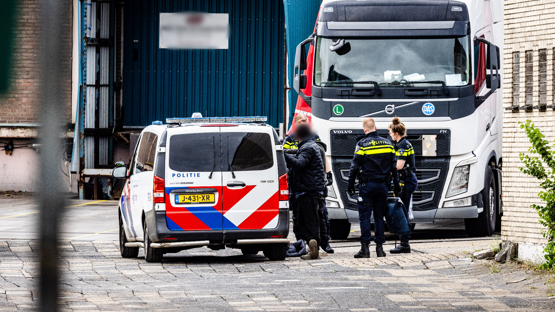 De verstekelingen en de chauffeur zijn meegenomen door de politie.