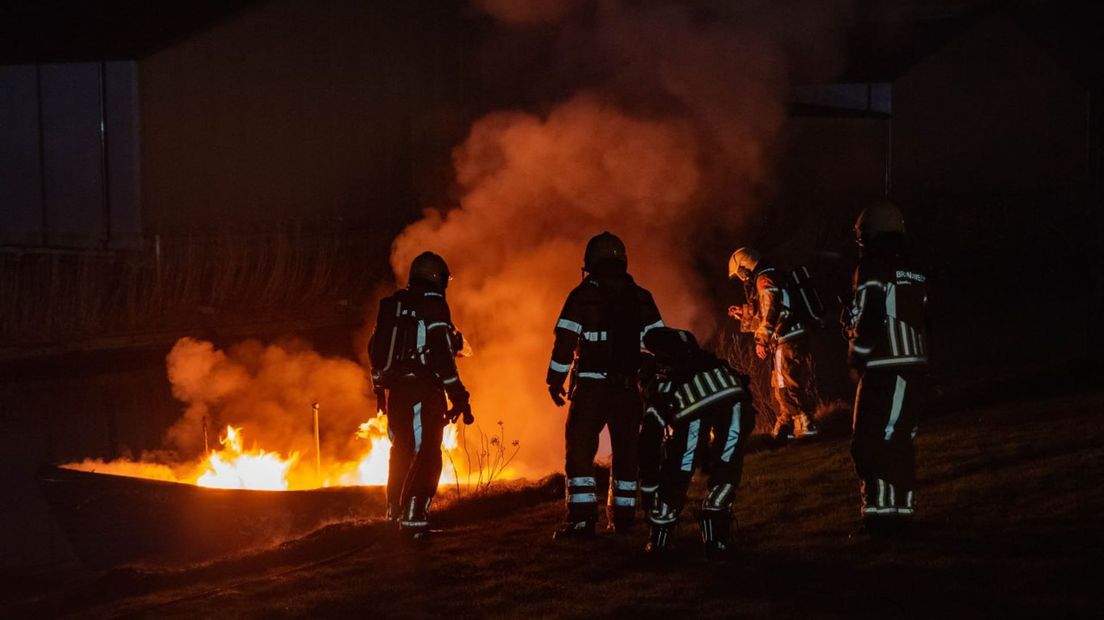 Zeilboot uitgebrand in Steenwijk