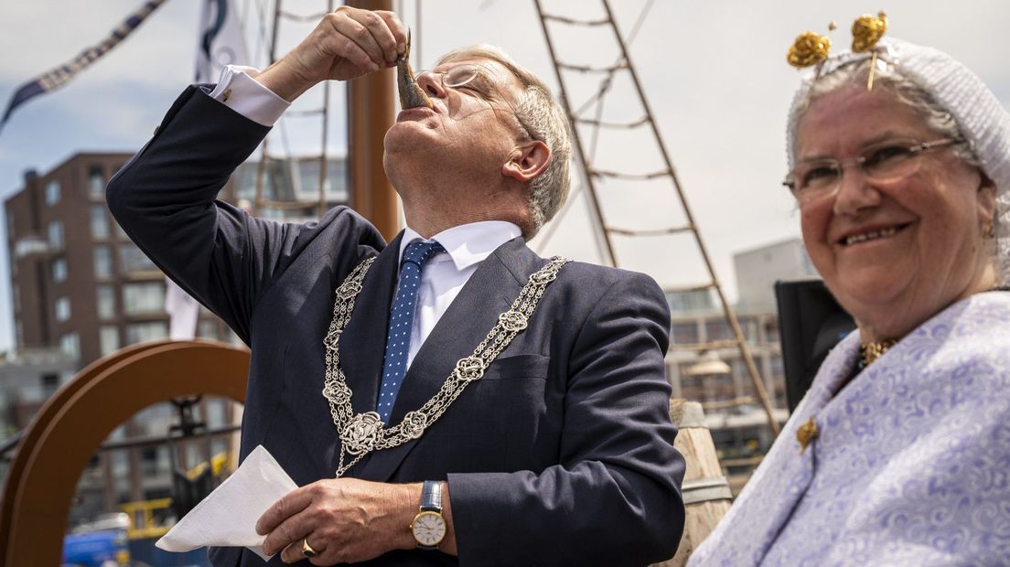 De Haagse burgemeester Jan van Zanen eet een haring