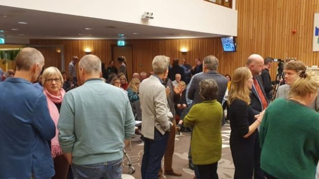 Direct na het opzeggen van het vertrouwen in het college door de LPL werd de gemeenteraad geschorst.