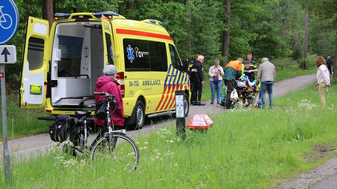 Ambulancepersoneel ontfermt zich over fietser