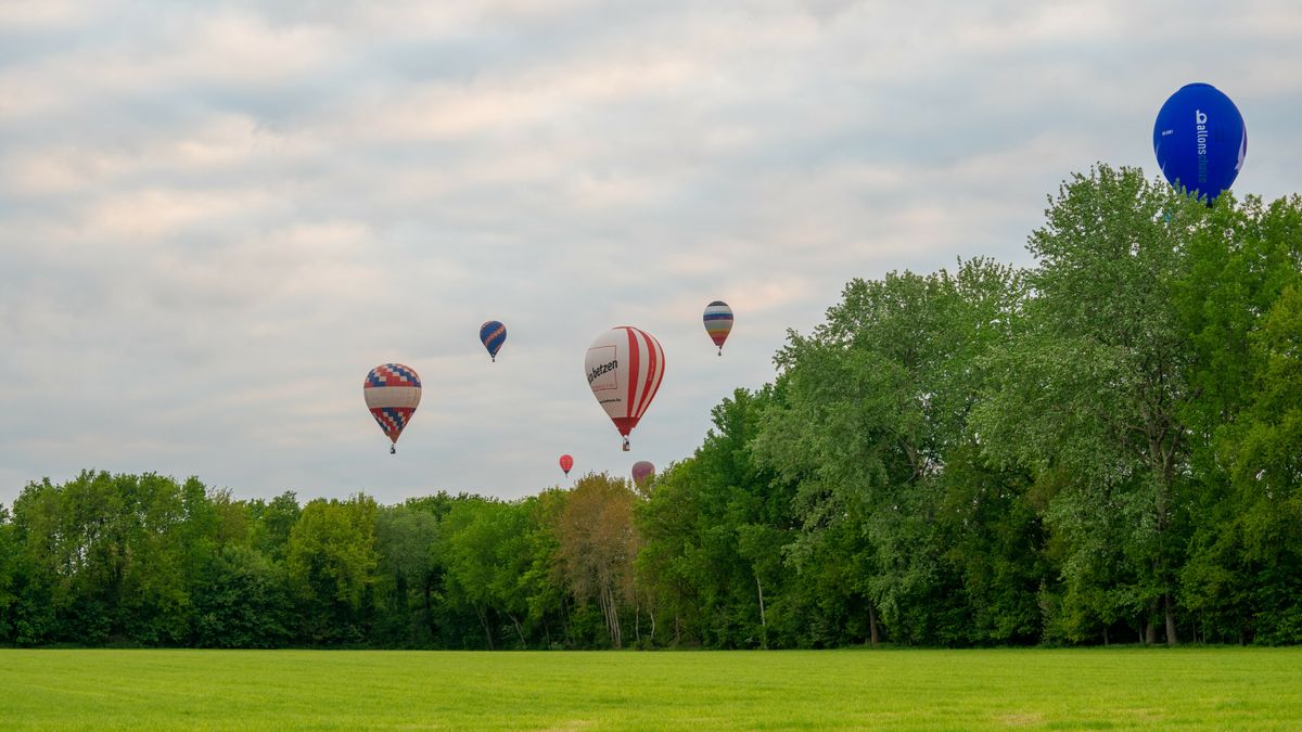 Deelnemers stijgen naar grote hoogte bij NK ballonvaren: 'Het draait om precisie'