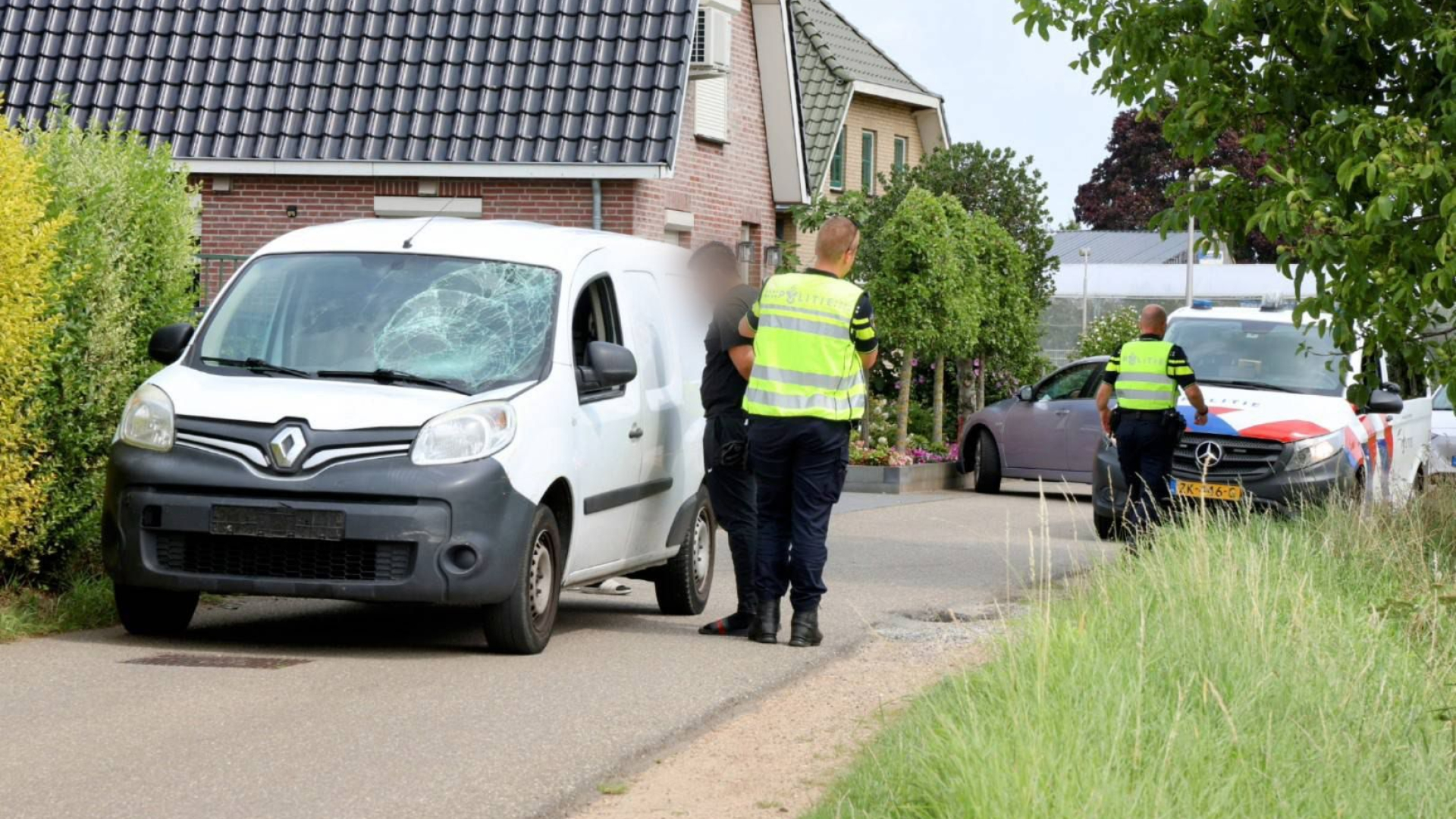 1600 kilo coke onderschept na aanhouding • twee personen opgepakt na ongeluk.