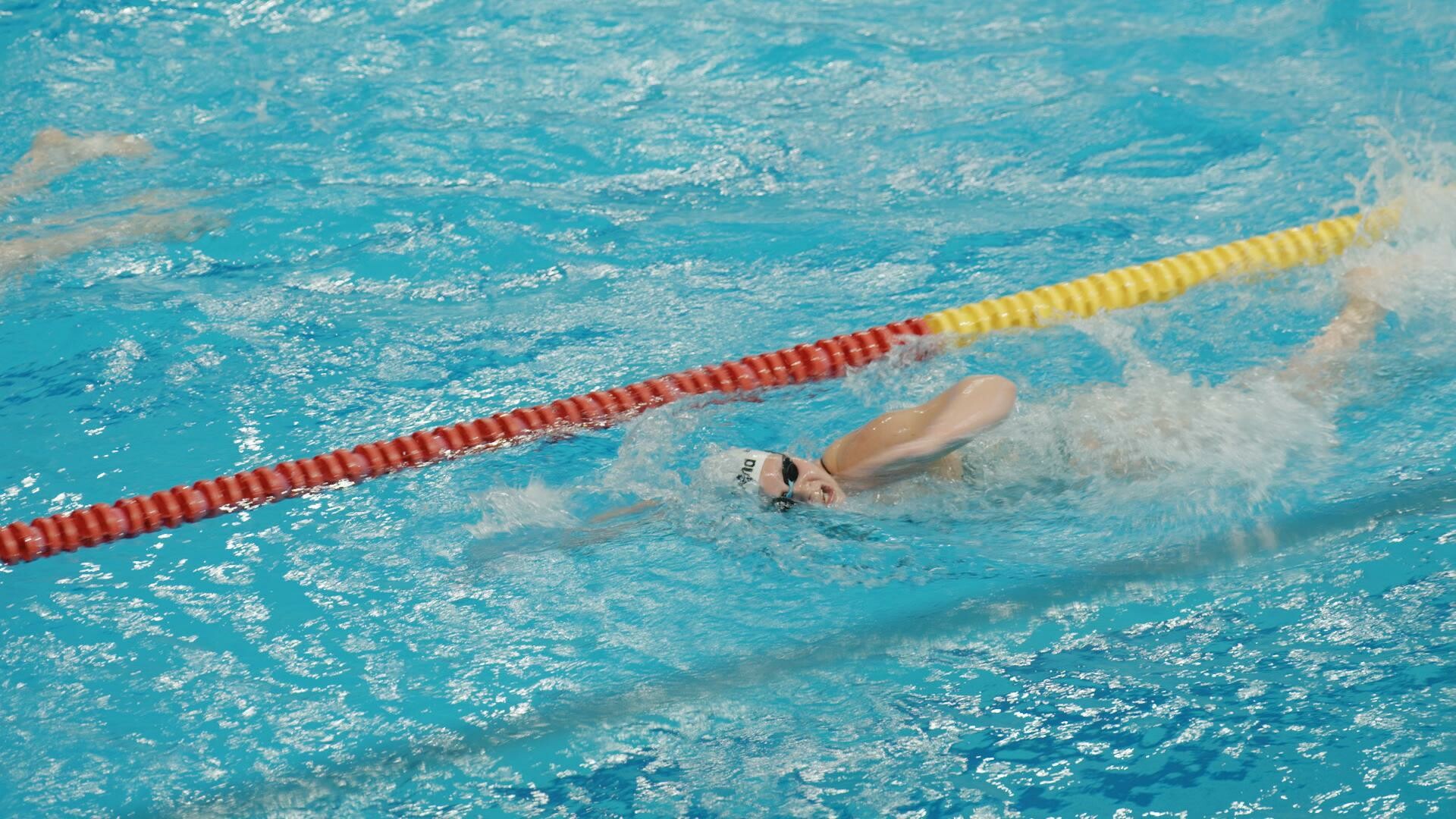 Liesette Bruinsma yn it swimbad fan Sportstad Heerenveen