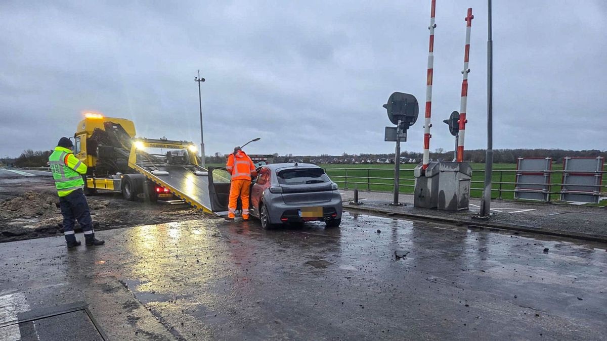 112-nieuws: Automobilist rijdt door afzetting in Appingedam • Auto in de sloot bij Veendam