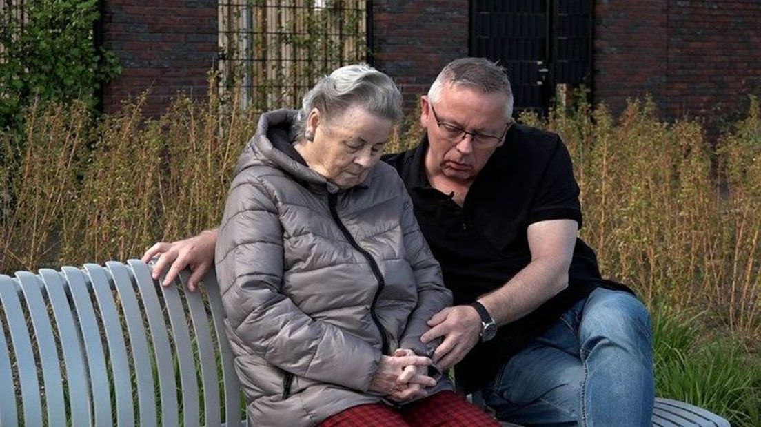 Een 94-jarige bewoner van Het Kriatal met haar zoon.
