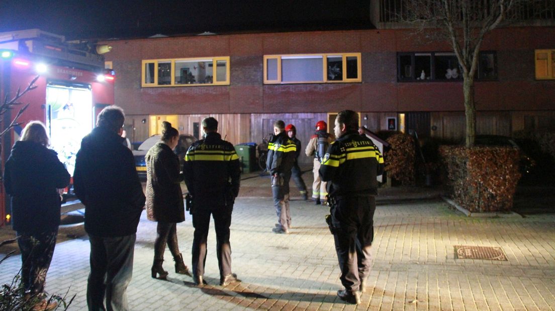 Brandweerlieden bij de woningbrand in Stad