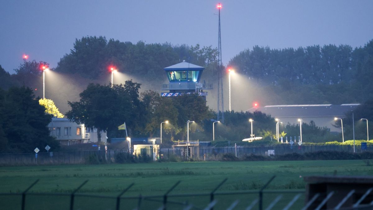 Auto op zijn kant tegen andere auto in Nijemirdum, bestuurder nergens te bekennen