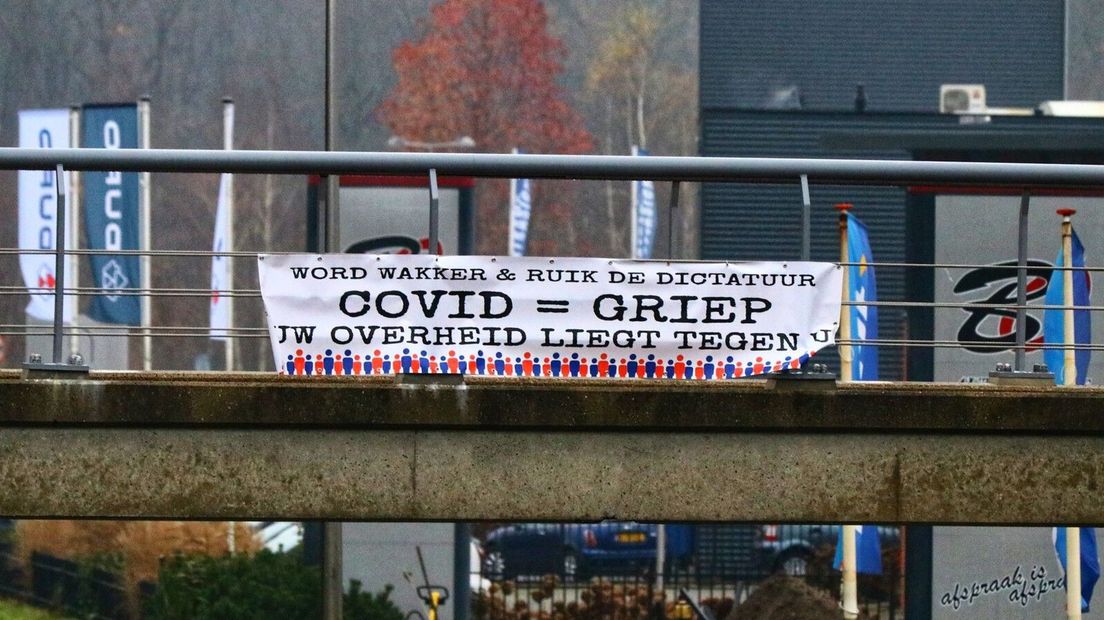 Dit spandoek hing vanmorgen aan een brug in Enschede