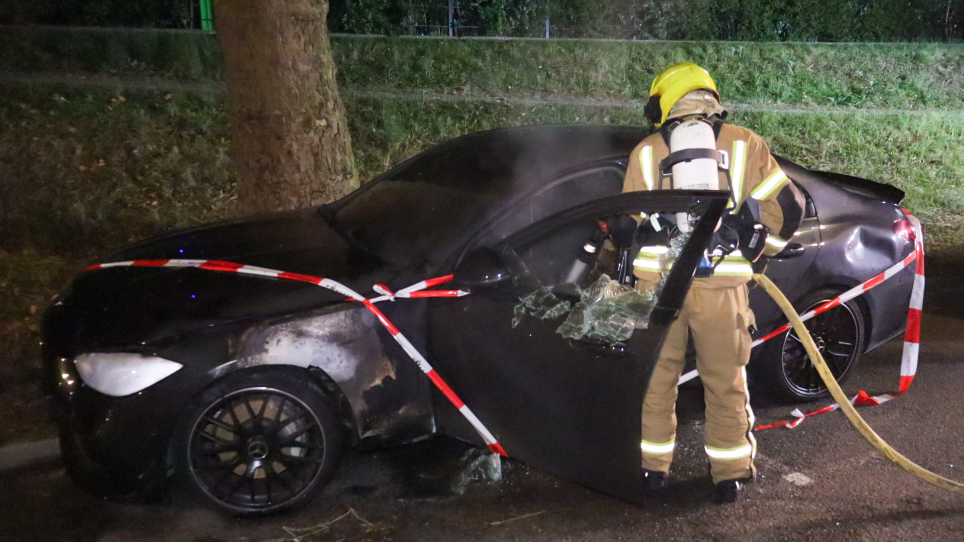De brandweer blust de brand voor de tweede keer