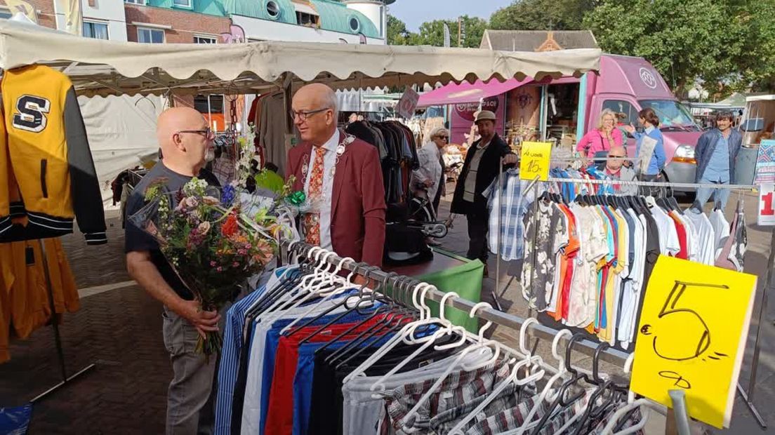 De burgemeester en André Jansen op de markt in 's-Heerenberg.