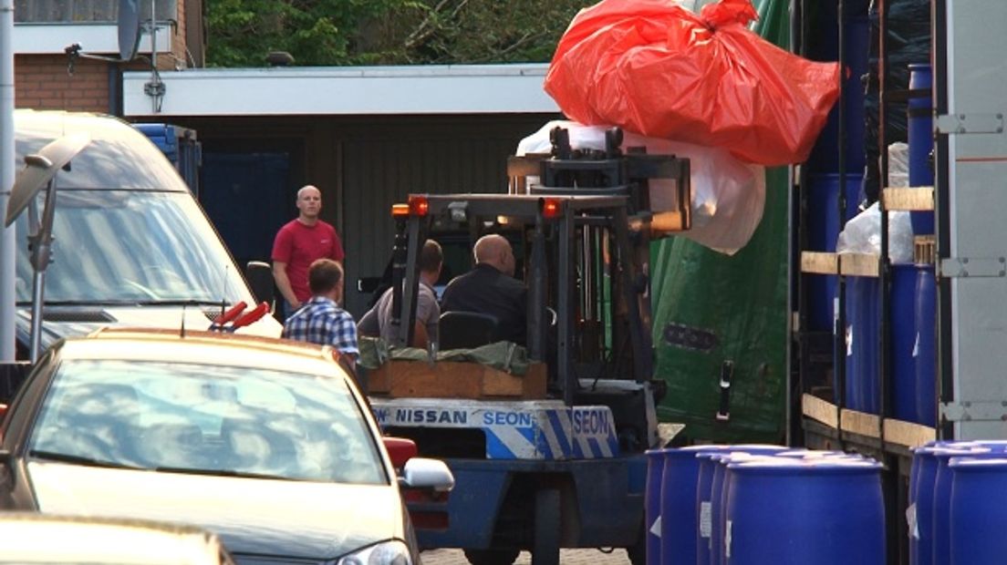 De politie trof bij een inval in Roden 20.000 liter GBL en 21 liter GHB aan