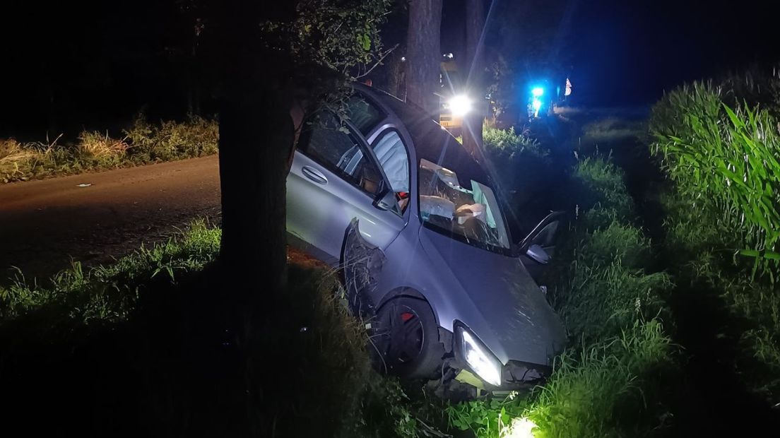 De auto belandde na het uitwijken in de sloot.