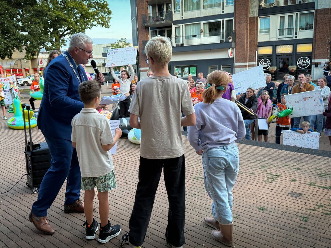 Tientallen mensen met opblaasdieren en zwembanden in verzet tegen sluiting zwembad in Smilde