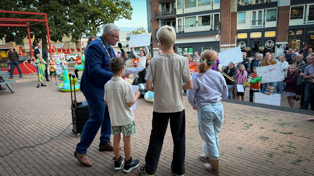 Tientallen mensen met opblaasdieren en zwembanden in verzet tegen sluiting zwembad in Smilde