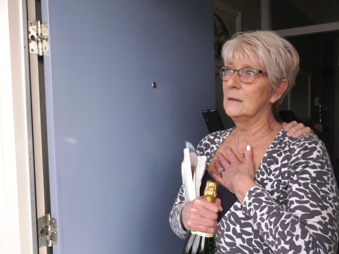 Ida uit Vlaardingen is zichtbaar emotioneel wanneer ze het boodschappenpakket ontvangt.