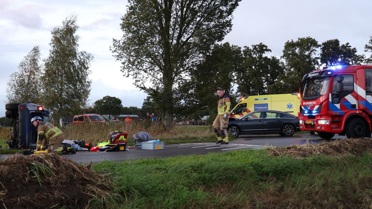 Twee gewonden bij ernstig ongeval tussen twee auto's bij Markelo