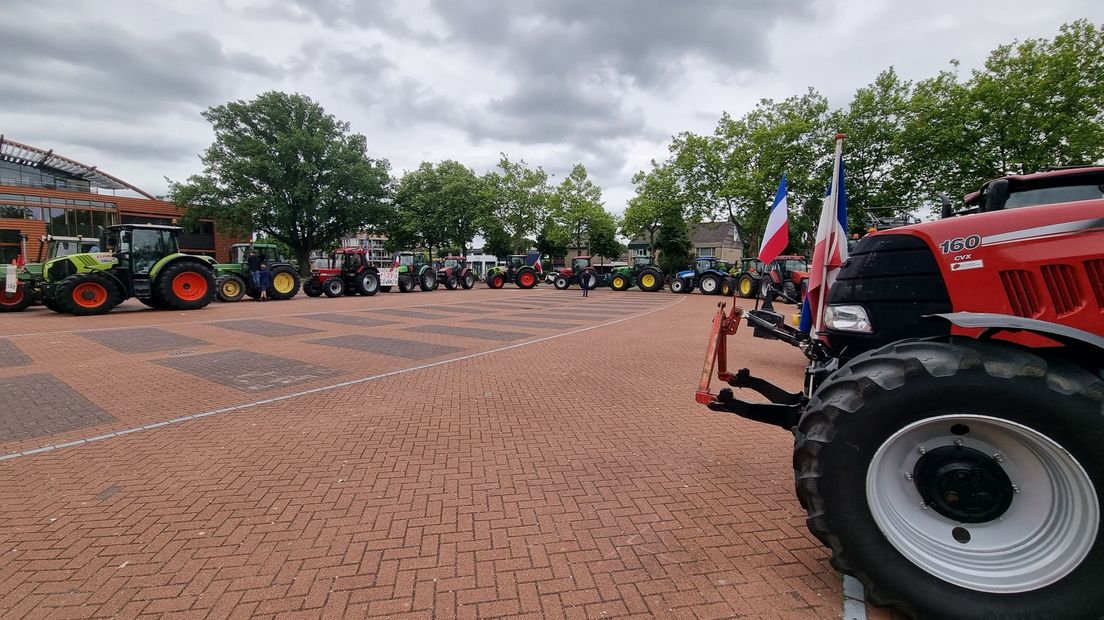 Een boerenprotest op een parkeerplaats in Raalte