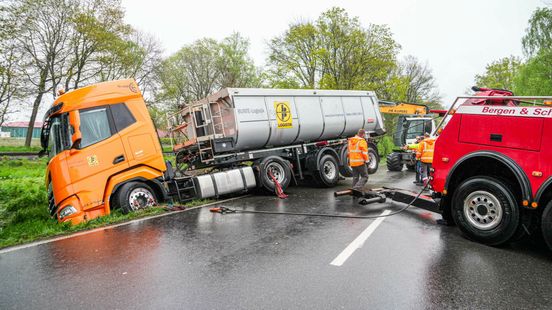 Vrachtwagen gekanteld net over de grens bij Coevorden. Vrachtwagen gekanteld net over de grens bij Coevorden.