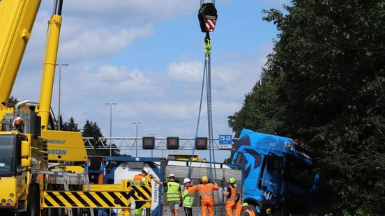 Zwaar ongeluk • vrachtwagen wordt geborgen