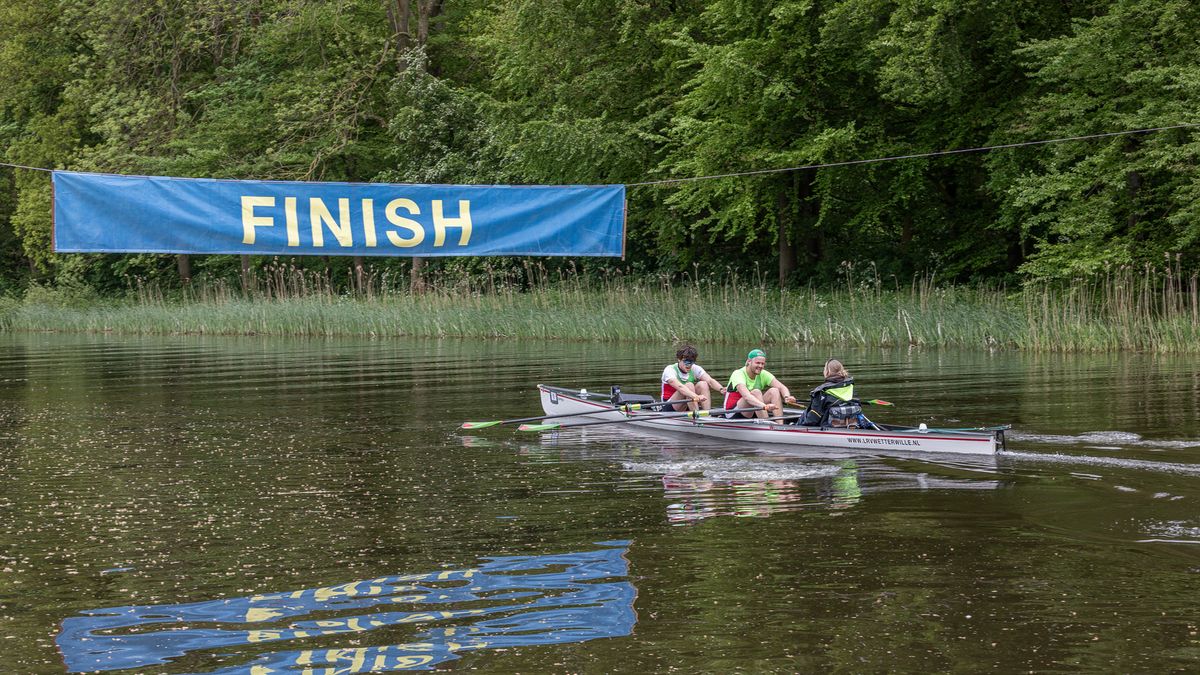 Elfstedenroeimarathon ingekort door slecht weer: winst voor de ploeg uit Leeuwarden