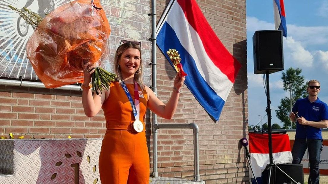 Medaillewinnares Merel Smulders onthaald bij thuiskomst.