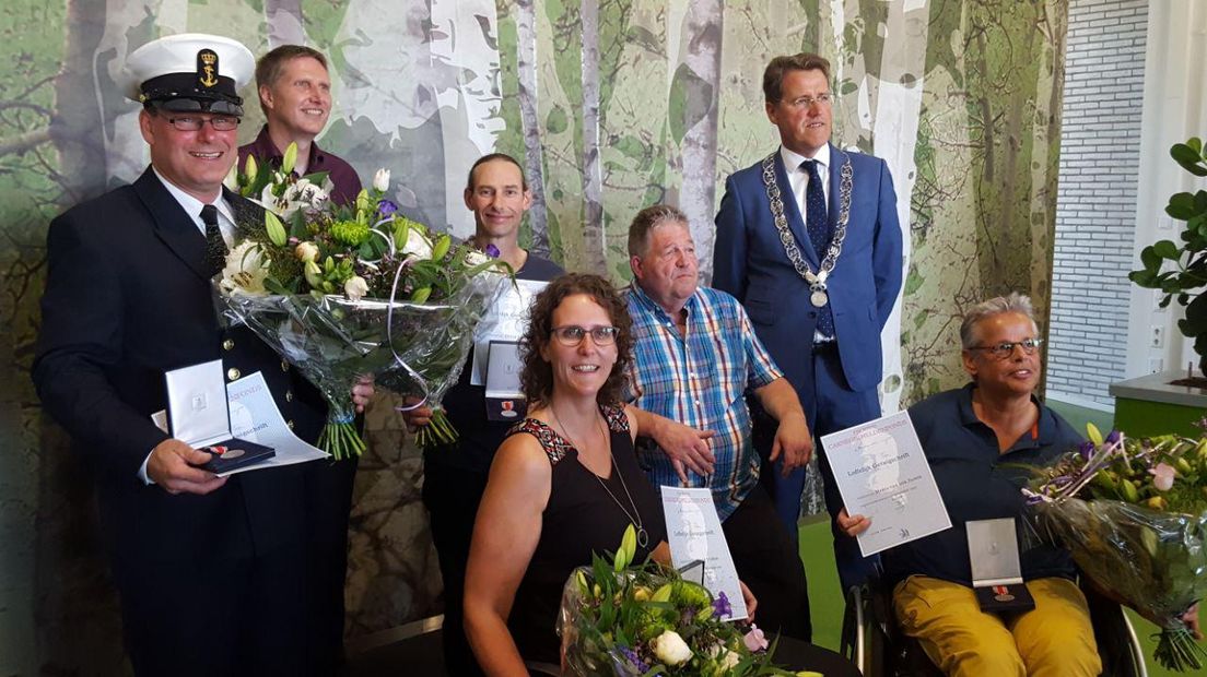 In het gemeentehuis in Emmen kregen de helden een medaille van burgemester Eric van oosterhout (Rechten: RTV Drenthe/Dylan de Lange)