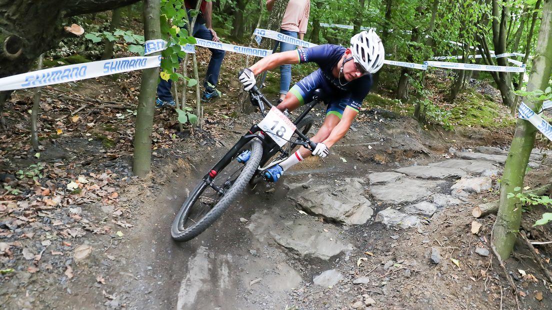 Milan Vader in actie op zijn mountainbike