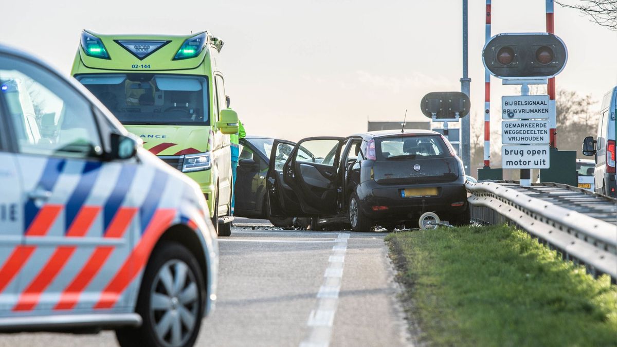 Flinke botsing tussen twee auto's op brug N351 bij Oldetrijne