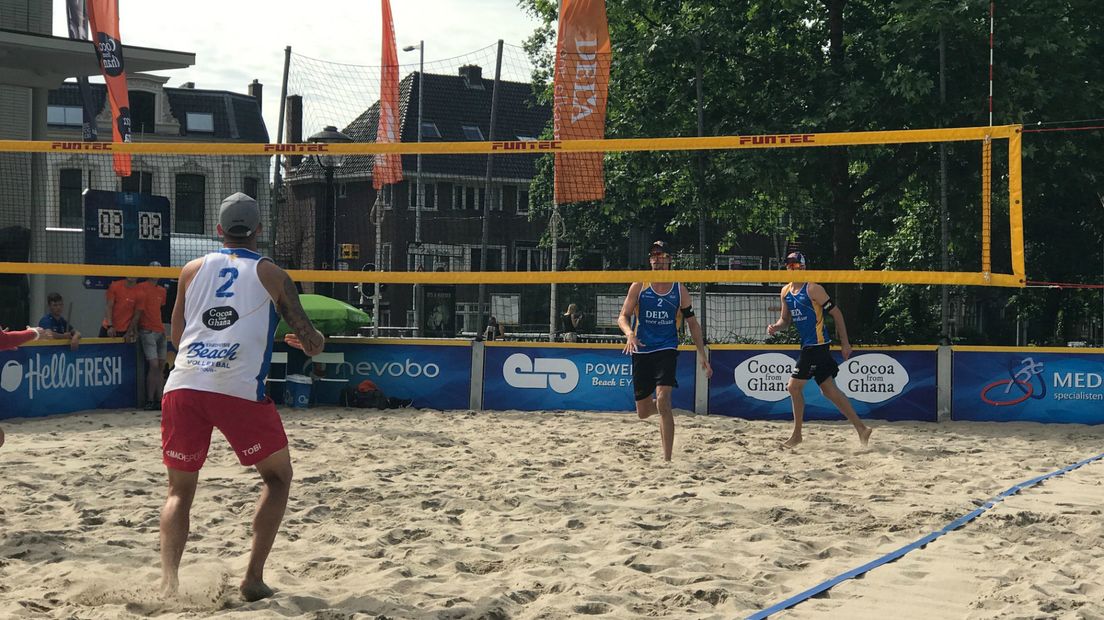 Brouwer en Meeuswen(blauw) in actie in de kwartfinale