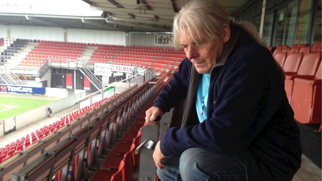 Steenmarterdeskundige Han Brinkcate speurt in stadion Heracles Almelo