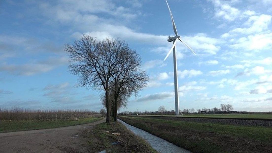 Windmolen langs het spoor bij Kesteren.