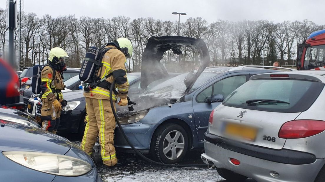 Auto in brand bij ZGT Hengelo