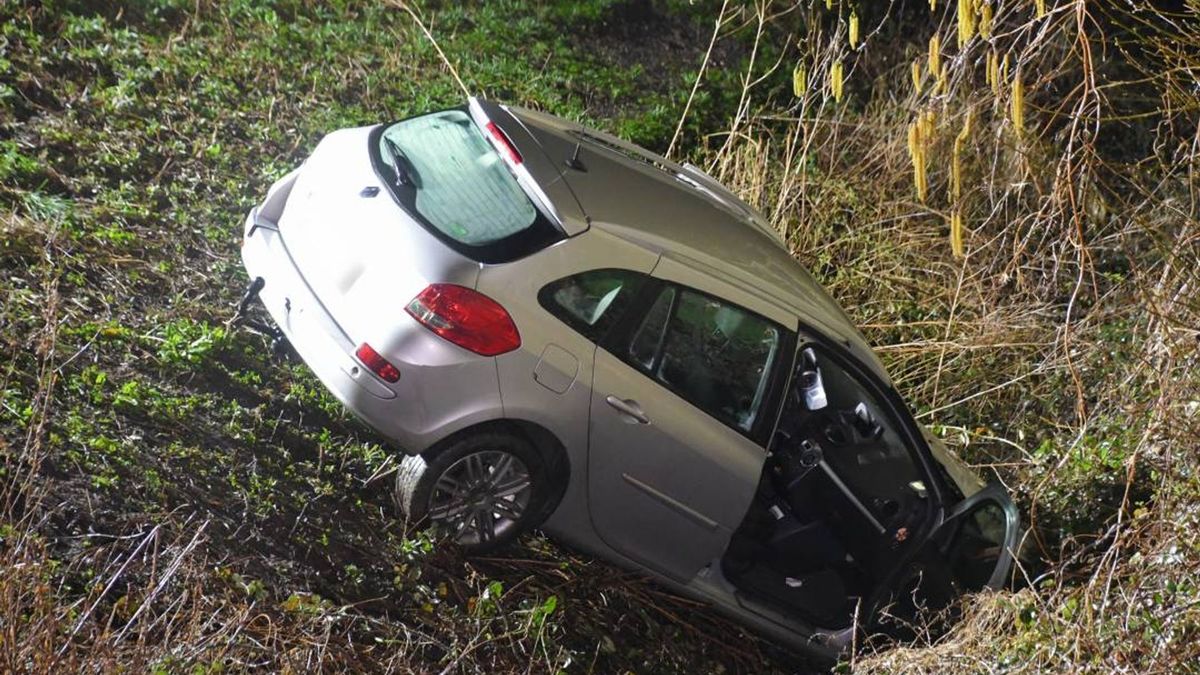 Twee auto's in de sloot bij Oudelande na aanrijding