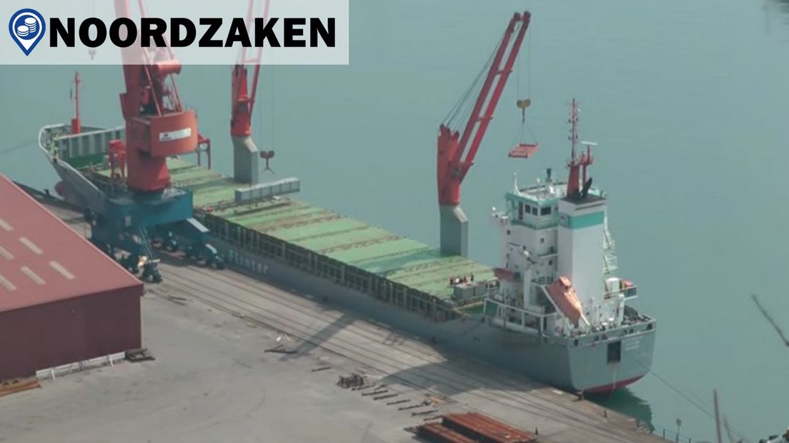 Een schip van rederij Flinter afgemeerd aan een havenkade.