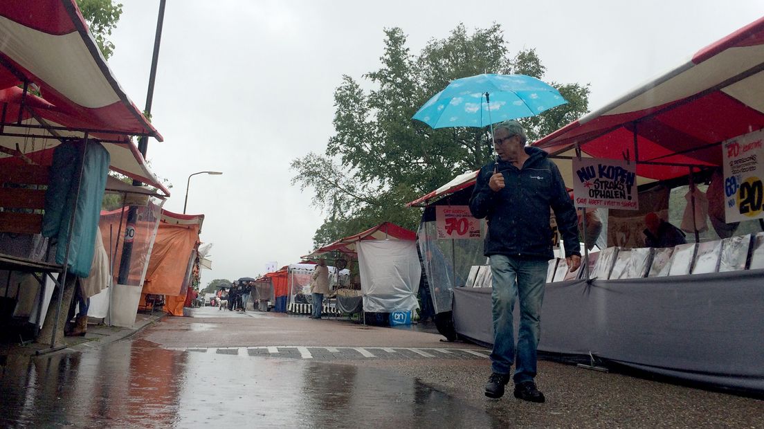 Veel marktkooplui zijn komen opdagen in Vinkeveen, ondanks de regen.