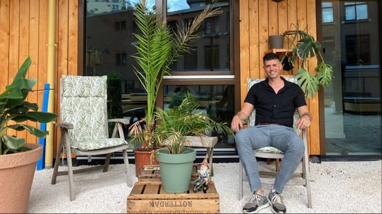 Hugo woont voor 1185 euro per maand in het eerste houten gebouw van Rotterdam: ‘Het voelt als een luxe vakantievilla’