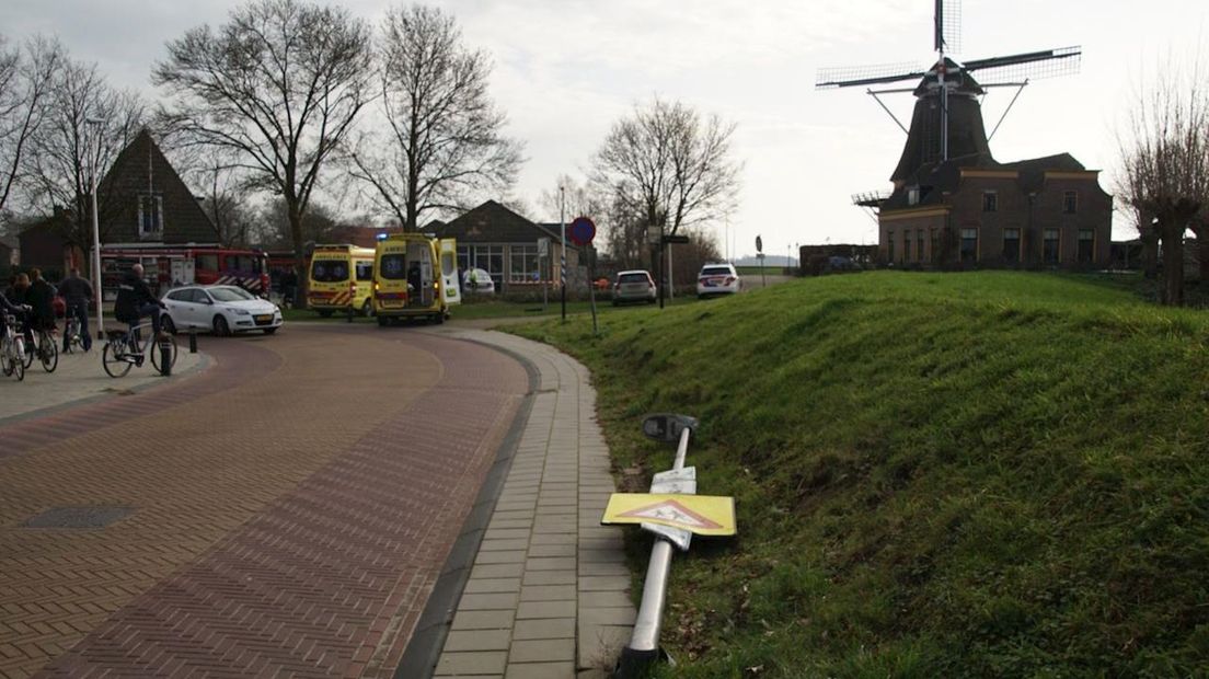 Auto rijdt tegen gevel school in Hasselt