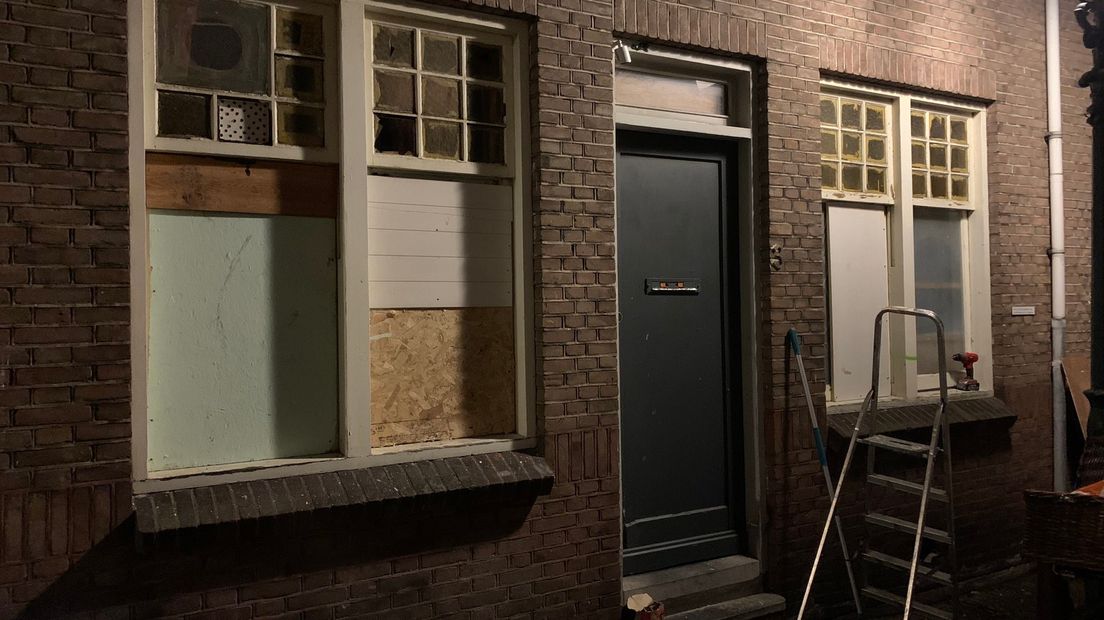 Meerdere ramen liggen eruit in de Dortsmanstraat in Vlissingen