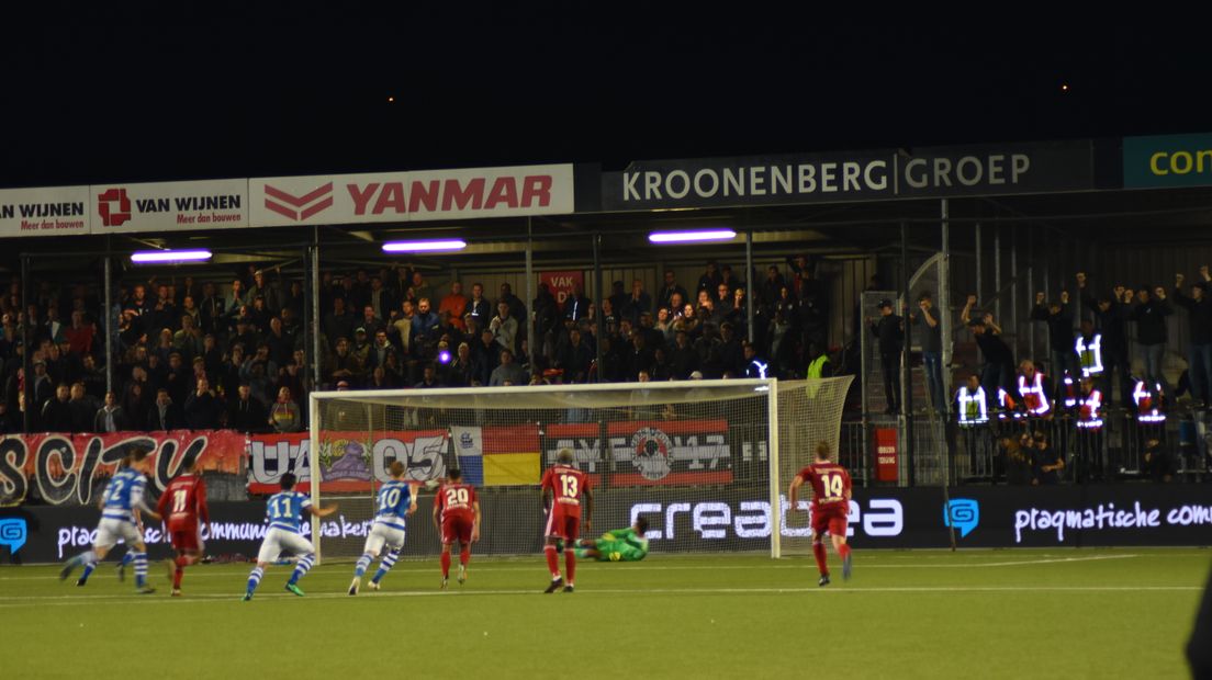 De Graafschap heeft zichzelf donderdagavond een prima uitgangspositie verschaft voor promotie naar de eredivisie. In de uitwedstrijd bij Almere City werd het 1-1, al kwam dat resultaat moeizaam tot stand. Almere kwam laat op voorsprong, maar een minuut voor tijd scoorde Serrarens een penalty. Zondag in de return kan een 0-0 gelijkspel dus al genoeg zijn voor de Superboeren.